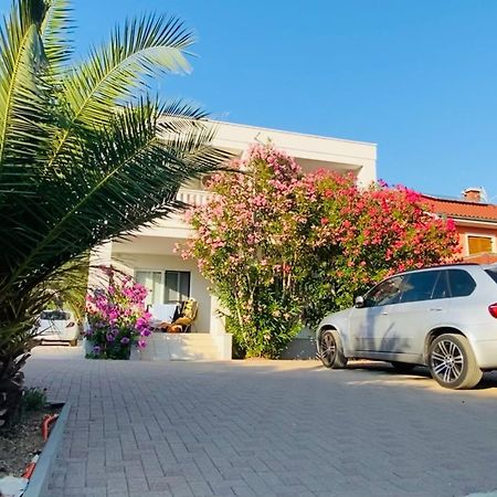 Mr. Hall Apartments Barbat na Rabu Экстерьер фото