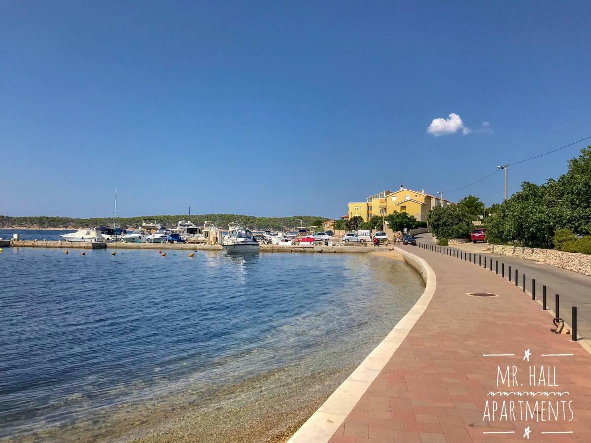 Mr. Hall Apartments Barbat na Rabu Экстерьер фото