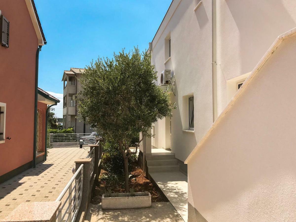 Mr. Hall Apartments Barbat na Rabu Экстерьер фото