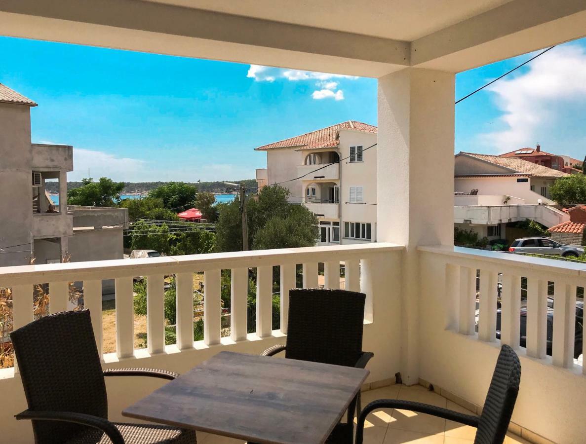 Mr. Hall Apartments Barbat na Rabu Экстерьер фото