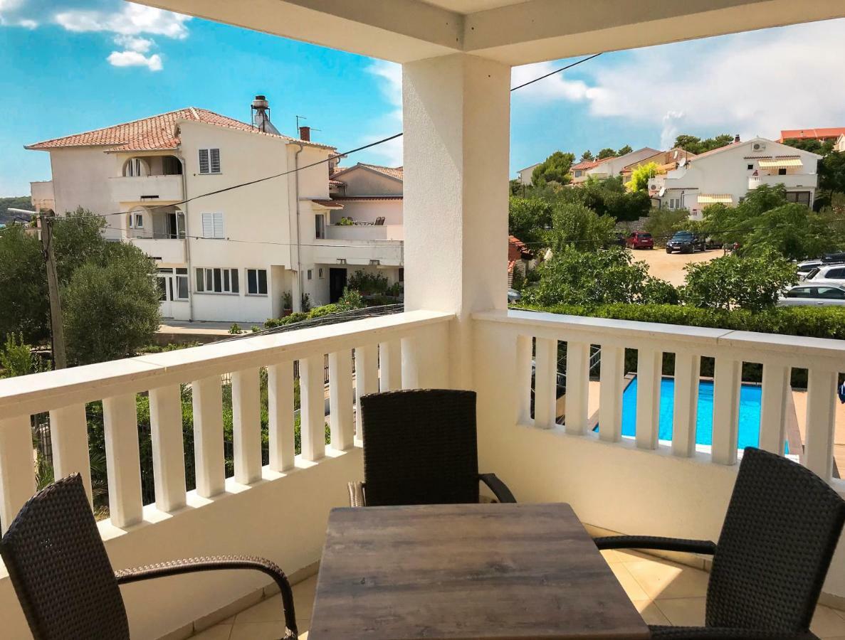 Mr. Hall Apartments Barbat na Rabu Экстерьер фото