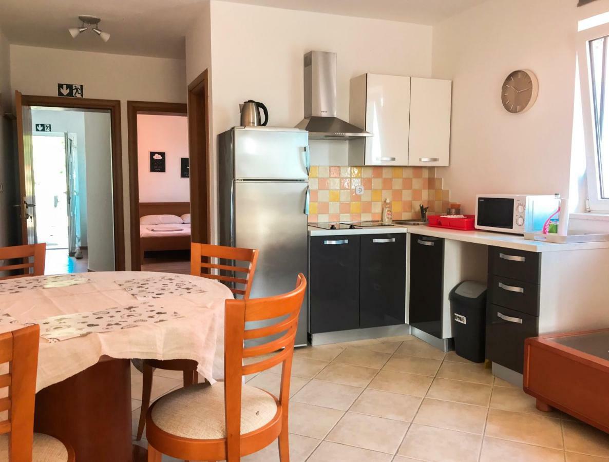 Mr. Hall Apartments Barbat na Rabu Экстерьер фото